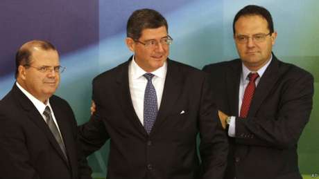 Alexandre Tombini (à esq.), Joaquim Levy (ao centro) e Nelson Barbosa formam o trio escolhido pela presidente Dilma Rousseff para fazer o País crescer e combater a inflação <p>Alexandre Tombini (à esq.), Joaquim Levy (ao centro) e Nelson Barbosa formam o trio escolhido pela presidente Dilma Rousseff para fazer o País crescer e combater a inflação</p>