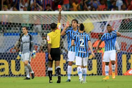 Geromel foi expulso no primeiro tempo e deixou o Grêmio com um jogador a menos <p>Geromel foi expulso no primeiro tempo e deixou o Grêmio com um jogador a menos</p>