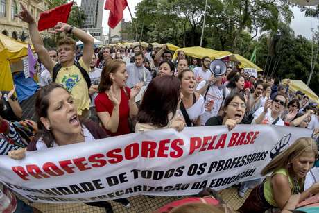 Manifestação de professores ocupa o Centro de São Paulo Manifestação de professores ocupa o Centro de São Paulo