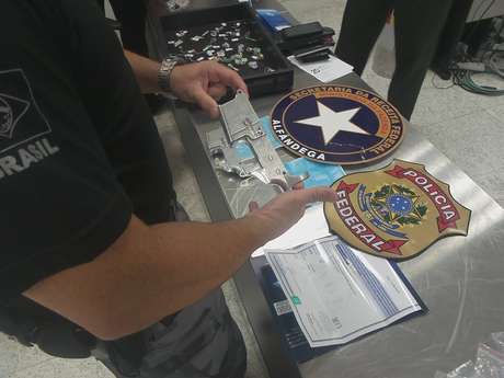Também foram apreendidas balanças de precisão para pólvora, armação de fuzil e artigos importados <p>Também foram apreendidas balanças de precisão para pólvora, armação de fuzil e artigos importados</p>