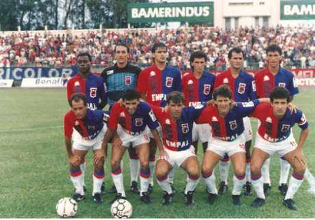 Sérgio Luiz (à esq, agachado) fez o primeiro gol da história do clube Sérgio Luiz (à esq, agachado) fez o primeiro gol da história do clube