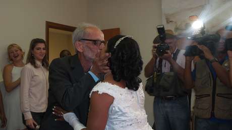O casal Wagner Fernandes, 60 anos, e Paola Fernandes, de 36, oficializou a união de seis anos. É o quarto casamento dele - o primeiro com uma travesti O casal Wagner Fernandes, 60 anos, e Paola Fernandes, de 36, oficializou a união de seis anos. É o quarto casamento dele - o primeiro com uma travesti