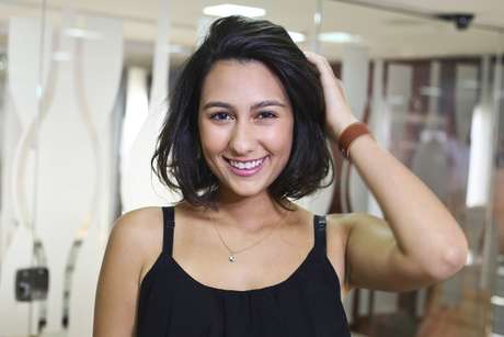 O lob deixa a mulher com um visual ousado, moderno e estiloso O lob deixa a mulher com um visual ousado, moderno e estiloso