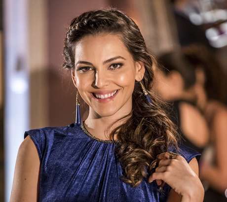 Tainá Müller filmou cenas em Amor à Vida com rabo de cavalo desconstruído e adornado por uma trança pequena na raiz Tainá Müller filmou cenas em Amor à Vida com rabo de cavalo desconstruído e adornado por uma trança pequena na raiz