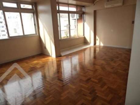 O casal também pediu ajuda para arrumar a sala O casal também pediu ajuda para arrumar a sala