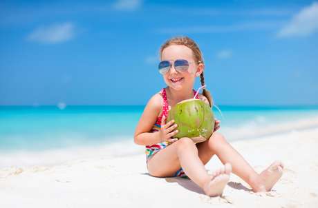 BlueOrange Studio / Shutterstock Além da sensação de refresco, a água de coco tem alto conteúdo de minerais, que são excelentes para hidratar, manter o fluxo salivar equilibrado e as bactérias longe da boca