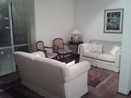 A sala de Luba é pequena e é preciso ficar atento aos objetos de decoração A sala de Luba é pequena e é preciso ficar atento aos objetos de decoração