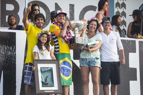 Gabriel Medina e sua família no pódio do Pipe Masters Gabriel Medina e sua família no pódio do Pipe Masters
