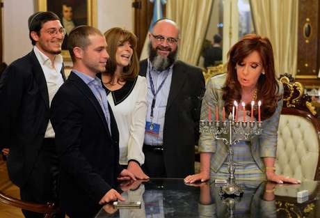 No dia 23 deste mês, Kirchner encontrou a família do jovem judeu Yair Tawil para uma cerimônia de adoção No dia 23 deste mês, Kirchner encontrou a família do jovem judeu Yair Tawil para uma cerimônia de adoção