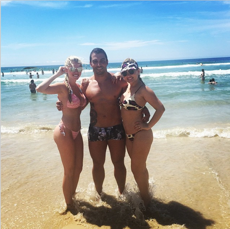 Bárbara Evans posa ao lado de amigos Bárbara Evans posa ao lado de amigos