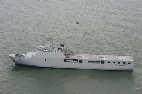 Helicóptero sobrevoa mar de Java em buscas pelos restos do voo AirAsia perto de navio da Marinha do país Helicóptero sobrevoa mar de Java em buscas pelos restos do voo AirAsia perto de navio da Marinha do país