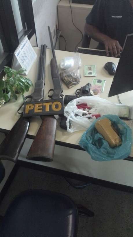 Acusados vão responder pelos crimes de tráfico de drogas, porte ilegal de arma de fogo e homicídio Acusados vão responder pelos crimes de tráfico de drogas, porte ilegal de arma de fogo e homicídio