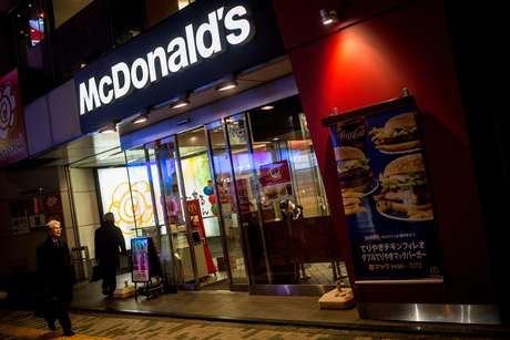 Chris McGrath / Getty Images <p>Fachada de uma da filiais do McDonald's em Tóquio</p>