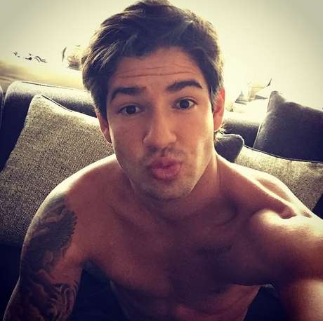 Alexandre Pato aparece diferente com cabelo menor e textura mais lisa Alexandre Pato aparece diferente com cabelo menor e textura mais lisa