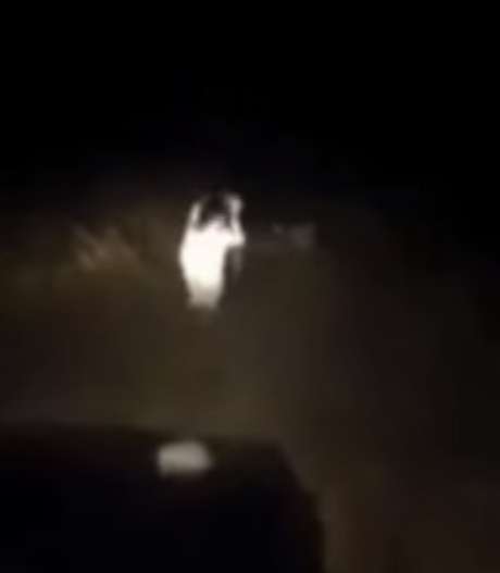 Criatura vestida de branco persegue um carro em estrada da Inglaterra Criatura vestida de branco persegue um carro em estrada da Inglaterra