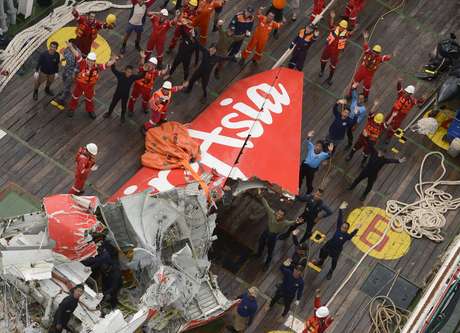 A cauda do avião da AirAsia, retirada do Mar de Java por oficias indonésios, neste sábado, será transferida de navio até o porto de Kumai para ser analisada A cauda do avião da AirAsia, retirada do Mar de Java por oficias indonésios, neste sábado, será transferida de navio até o porto de Kumai para ser analisada