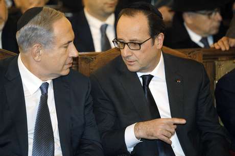 O presidente francês e o premiê de Israel conversam durante cerimônia O presidente francês e o premiê de Israel conversam durante cerimônia