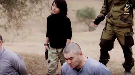 O menino aponta a arma para a cabeça dos homens e os mata O menino aponta a arma para a cabeça dos homens e os mata