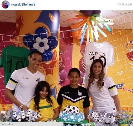 Oliveira com a camisa do Santos em aniversário do filho Oliveira com a camisa do Santos em aniversário do filho