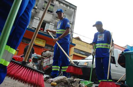 321 beneficiários do "De Braços Abertos" trabalham no serviço de varrição de ruas e recebem R$ 15 por dia e três refeições 321 beneficiários do "De Braços Abertos" trabalham no serviço de varrição de ruas e recebem R$ 15 por dia e três refeições