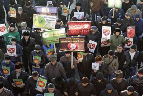 Milhares participam de manifestação anti-Charlie na região russa da Chechênia <p>Milhares participam de manifestação anti-Charlie na região russa da Chechênia</p>