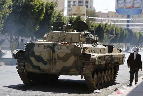 Tanque passa por ruas de cidade do Iêmen Tanque passa por ruas de cidade do Iêmen