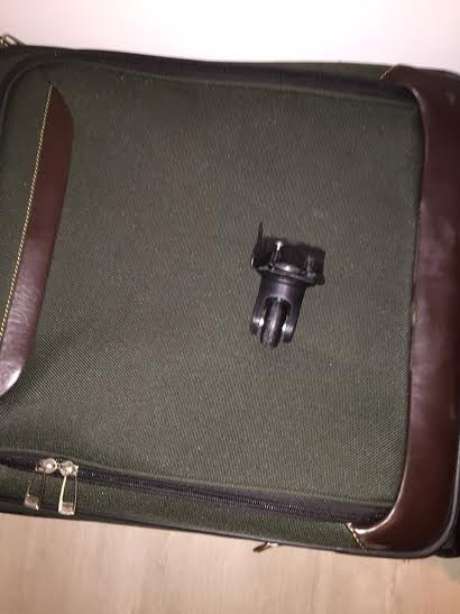 Uma das malas chegou ao seu destino com a rodinha quebrada Uma das malas chegou ao seu destino com a rodinha quebrada