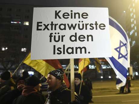 Um homem se manifesta em Berlim contra a "islamização do Ocidente" em um ato do movimento xenófobo Pegida e da sua versão berlinense, Bregida, em 19 de janeiro <p>Um homem se manifesta em Berlim contra a "islamização do Ocidente" em um ato do movimento xenófobo Pegida e da sua versão berlinense, Bregida, em 19 de janeiro</p>