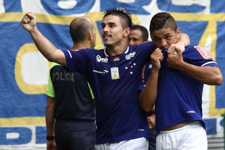 <p>Judivan comemora ao lado de Willian o empate cruzeirense</p>