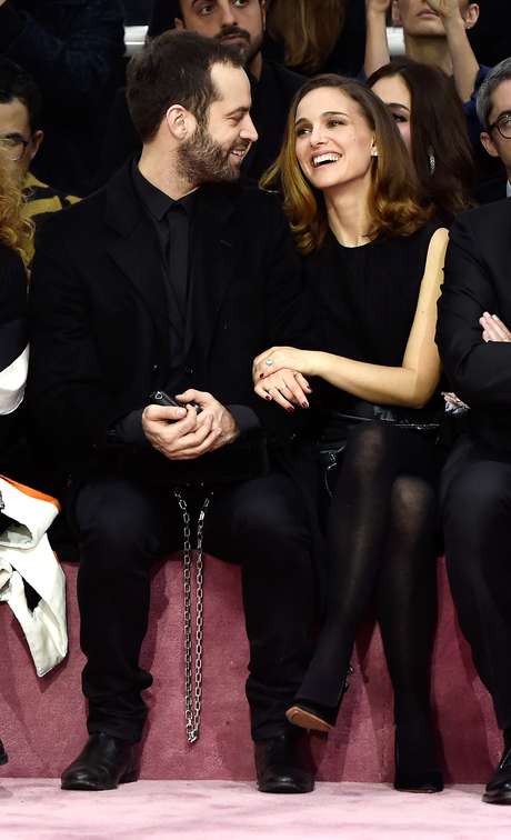 Natalie Portman e o marido, Benjamin Millepied, assistiram ao desfile da Dior na fila A <p>Natalie Portman e o marido, Benjamin Millepied, assistiram ao desfile da Dior na fila A</p>
