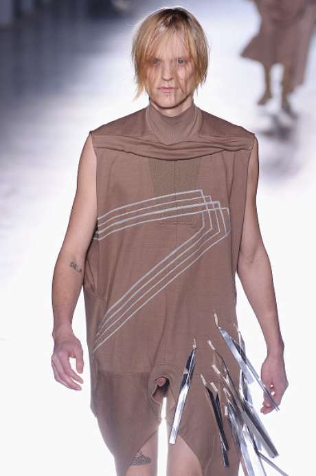 O estilista Rick Owens causou polêmica com pênis à mostra na passarela da semana de moda de Paris O estilista Rick Owens causou polêmica com pênis à mostra na passarela da semana de moda de Paris