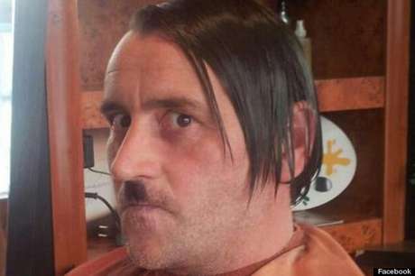 Lutz Bachmann, que aparece nesta foto imitando Hitler, tem várias passagens pela polícia Lutz Bachmann, que aparece nesta foto imitando Hitler, tem várias passagens pela polícia