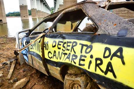 Carro abandonado em represa do Sistema Cantareira, na Grande São Paulo <p>Carro abandonado em represa do Sistema Cantareira, na Grande São Paulo</p>