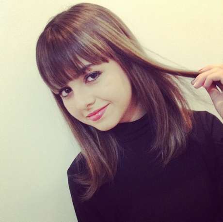 Klara Castanho exibe cabelo médio, liso e iluminado por mechas douradas discretas Klara Castanho exibe cabelo médio, liso e iluminado por mechas douradas discretas