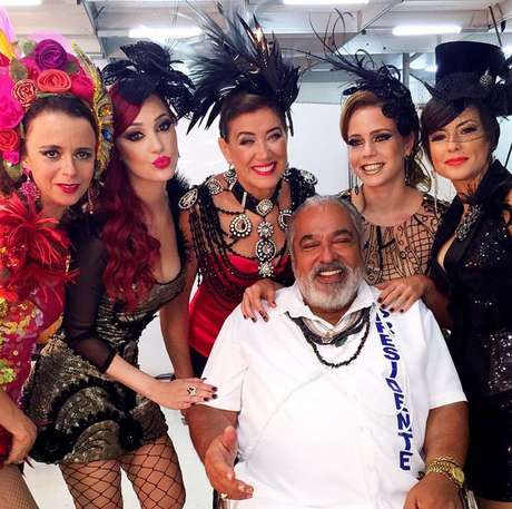 Atrizes posaram ao lado de Roberto Bonfim <p>Atrizes posaram ao lado de Roberto Bonfim</p>