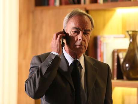 O advogado Merival atende o telefone, para espanto do Comendador <p>O advogado Merival atende o telefone, para espanto do Comendador</p>