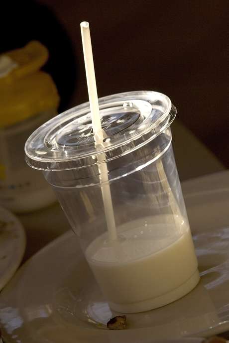Copos de plásticos não significam economia de água, dizem especialistas Copos de plásticos não significam economia de água, dizem especialistas