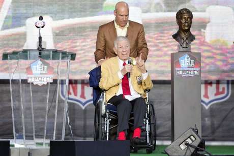 Getty Images Steve acompañó fue testigo de honor cuando su padre Ed fue inducido al Salón de la Fama de la NFL (2011).