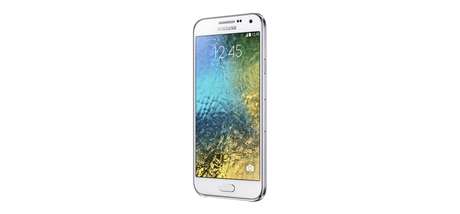 Os novos celulares estarão disponíveis para o público brasileiro a partir de março, nas versões E5 (R$ 1.149 - foto) e E7 (R$ 1.349) Os novos celulares estarão disponíveis para o público brasileiro a partir de março, nas versões E5 (R$ 1.149 - foto) e E7 (R$ 1.349)