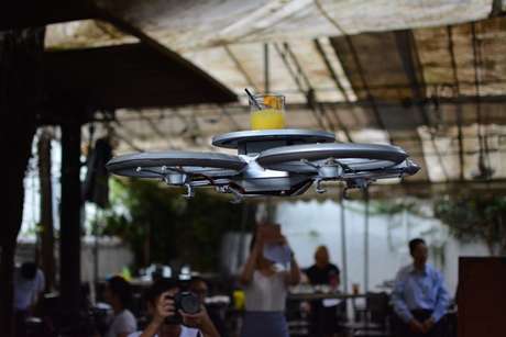 Após sucesso de tablets e tecnologias, estabelecimentos comerciais de Singapura começam a testar uma nova tecnologia: drones-garçons <p>Após sucesso de tablets e tecnologias, estabelecimentos comerciais de Singapura começam a testar uma nova tecnologia: drones-garçons</p>