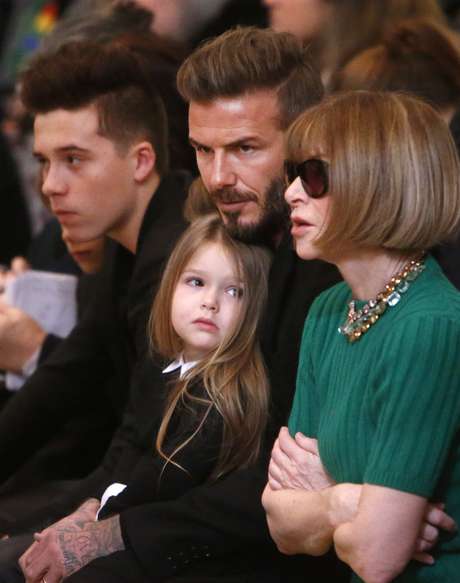 A editora de moda Anna Wintour sentou-se ao lado de David A editora de moda Anna Wintour sentou-se ao lado de David