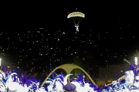 Paraquedistas impressionaram público que compareceu ao desfile Paraquedistas impressionaram público que compareceu ao desfile
