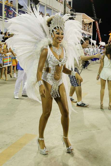 Sheron Menezes, ex-Rainha de Bateria da Portela, voltou este ano como musa <p>Sheron Menezes, ex-Rainha de Bateria da Portela, voltou este ano como musa</p>