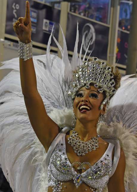 Ex-rainha de bateria da Portela, Sheron Menezzes voltou como musa este ano Ex-rainha de bateria da Portela, Sheron Menezzes voltou como musa este ano