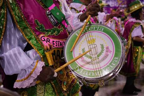 Mangueira foi uma das escolas que sofreu com problemas no som do Sambódromo durante desfile no Rio Mangueira foi uma das escolas que sofreu com problemas no som do Sambódromo durante desfile no Rio