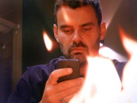 Maurílio queima fantasia que o incrimina e faz telefonema misterioso Maurílio queima fantasia que o incrimina e faz telefonema misterioso