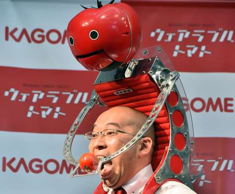 Japan Times / Reprodução <p>Criado pela Kagome, o robô <em>Tomatan</em> é uma mochila que pode carregar seis tomates de tamanho médio</p>