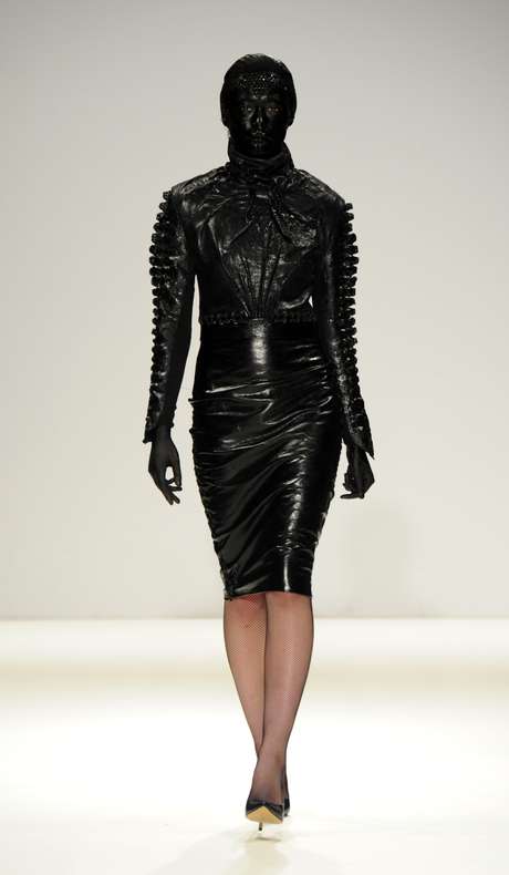 O estilista Marko Mitanovski ousou ao apresentar sua coleção outono-inverno 2015 nesta terça-feira (24) no Fashion Scout, evento paralelo à programação oficial da semana de moda de Londres O estilista Marko Mitanovski ousou ao apresentar sua coleção outono-inverno 2015 nesta terça-feira (24) no Fashion Scout, evento paralelo à programação oficial da semana de moda de Londres