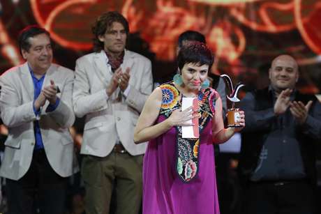 Agencia UNO La chilena Elizabeth Morris recoge su Gaviota de Plata a la mejor canción en la categoría folclórica.