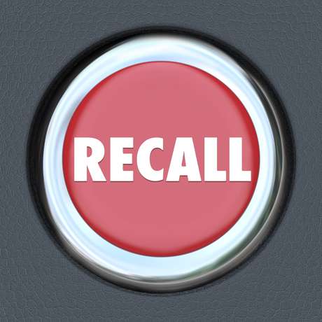 O responsável deve comunicar às autoridades competentes e informar aos consumidores por meio de anúncios nos meios de comunicação que esse produto ou serviço tem defeito, quais os riscos que ele oferece e o local a ser procurado para solução O responsável deve comunicar às autoridades competentes e informar aos consumidores por meio de anúncios nos meios de comunicação que esse produto ou serviço tem defeito, quais os riscos que ele oferece e o local a ser procurado para solução